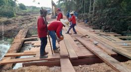 Imagens da Notícia Manutenção na ponte de acesso à Comunidade Barbosa é finalizada